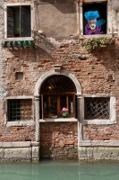 Maske am Fenster